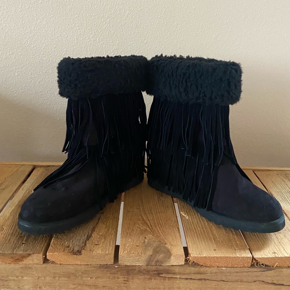 Black Wedge Winter Boots with Fringe